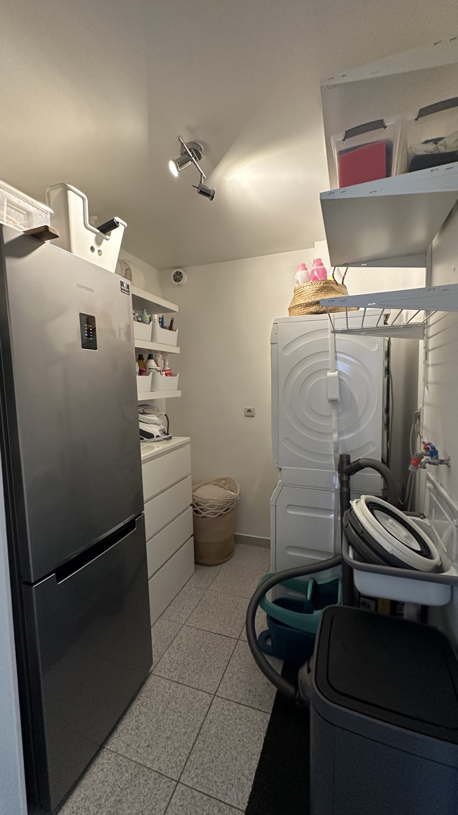 Pantry met wasplaats: plaats voor wasmachine, droogkast en extra koelkast